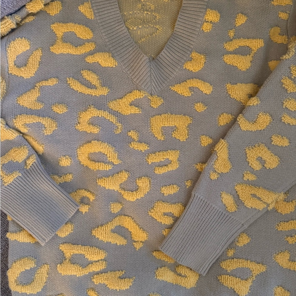 V-Neck Leopard Pattern Sweater in Yellow and Gray